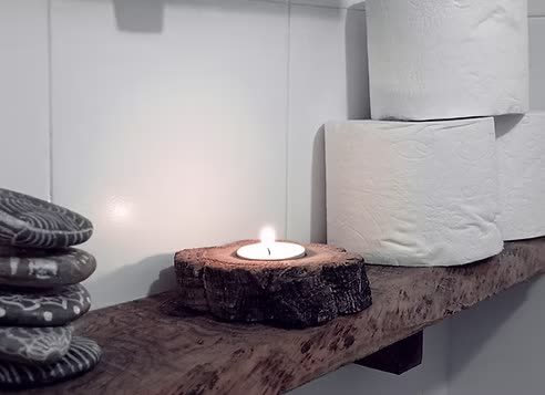 Detalle del aseo con vela y toallas dobladas