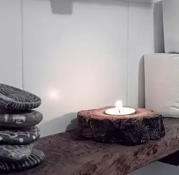 Detalle del aseo con vela y toallas dobladas