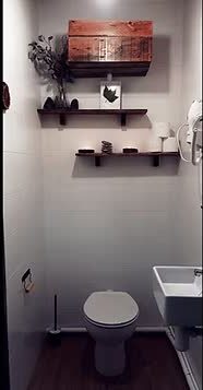 Interior de uno de los aseos, cuidado y con deco natural