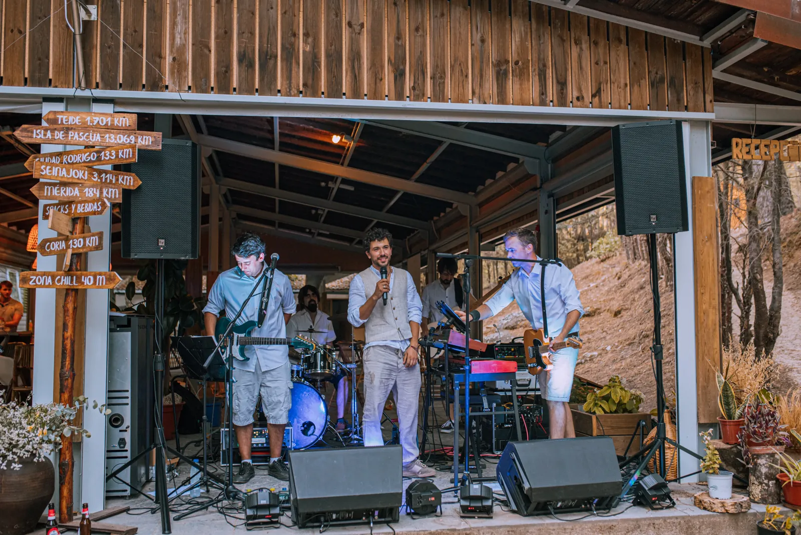 Invitados y banda de música tocando en directo en el bosque
