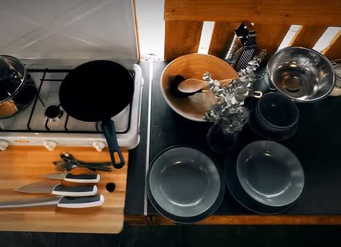 Detalle de la cocina exterior con menaje