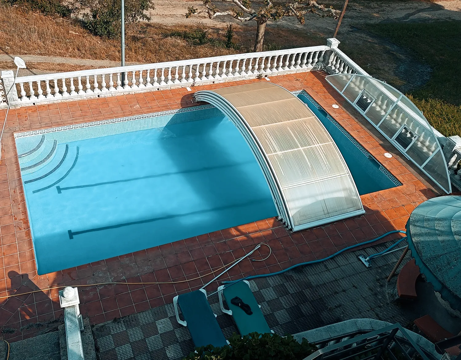 Piscina de Villa Moiko con su terraza y las tumbonas
