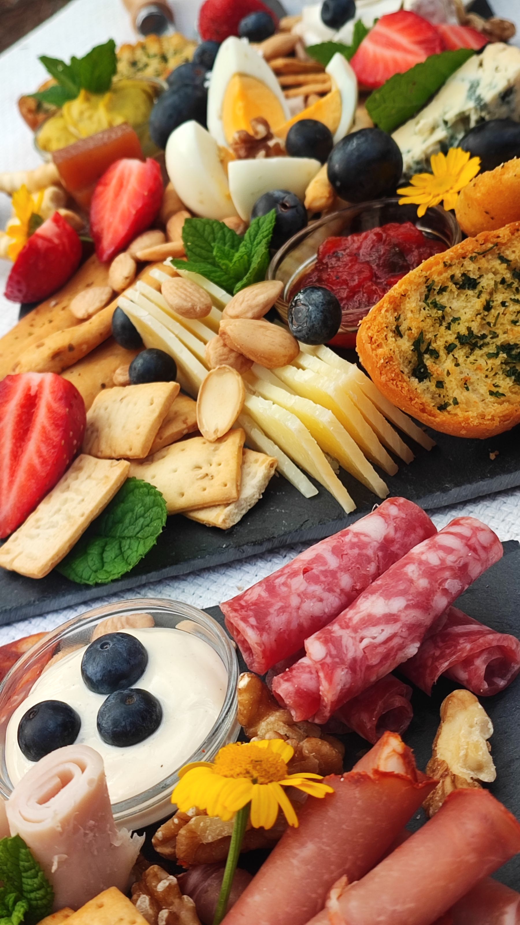 Tabla de desayuno con productos artesanales de la comarca