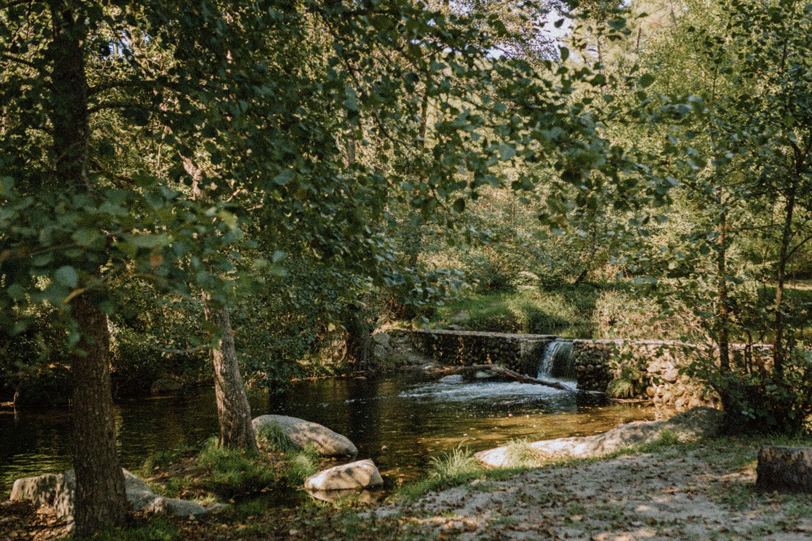 Río de aguas claras entre las rocas, en un lateral del glamping