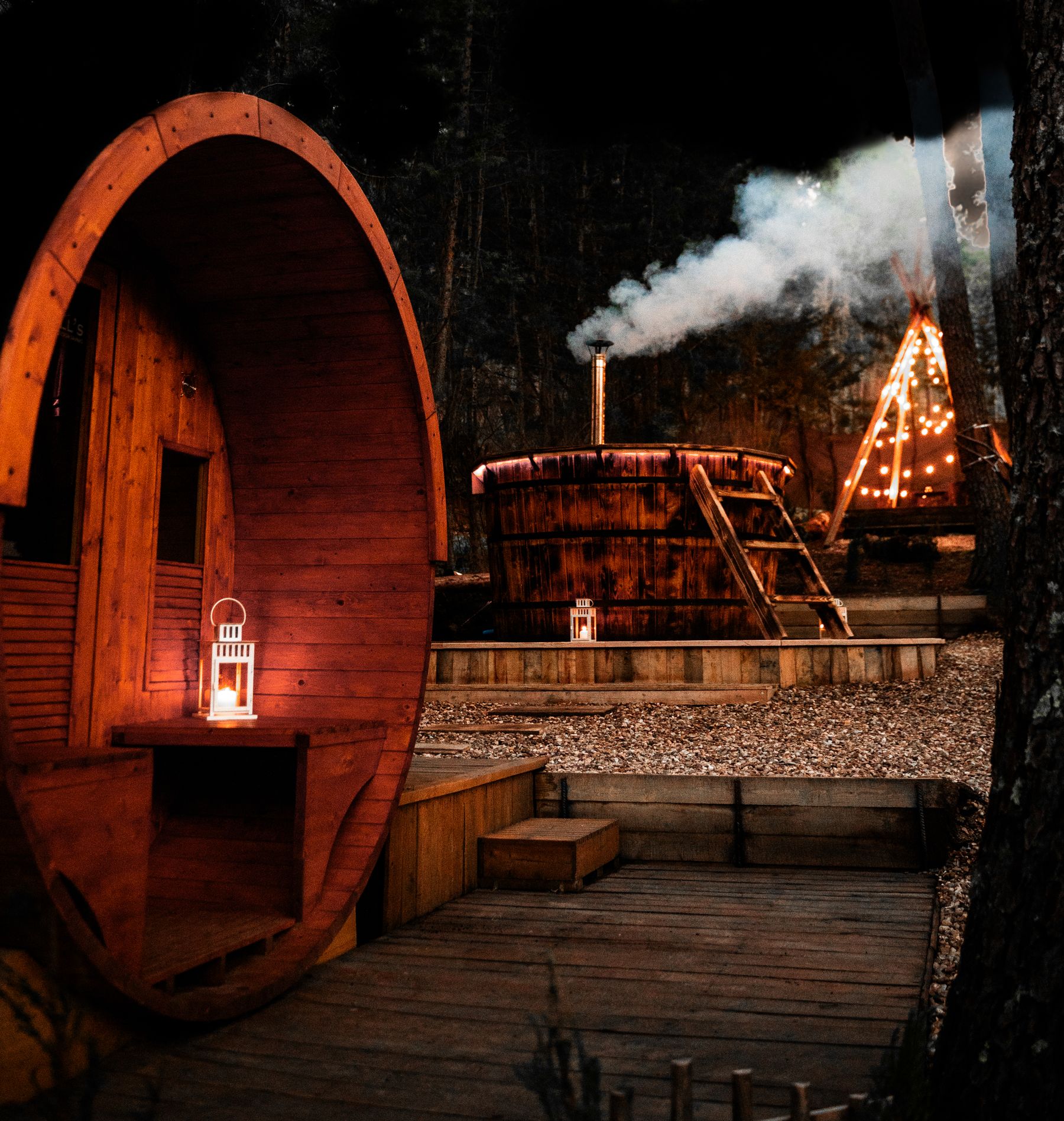Sauna de barril del spa entre los pinos, lista para la sesión privada
