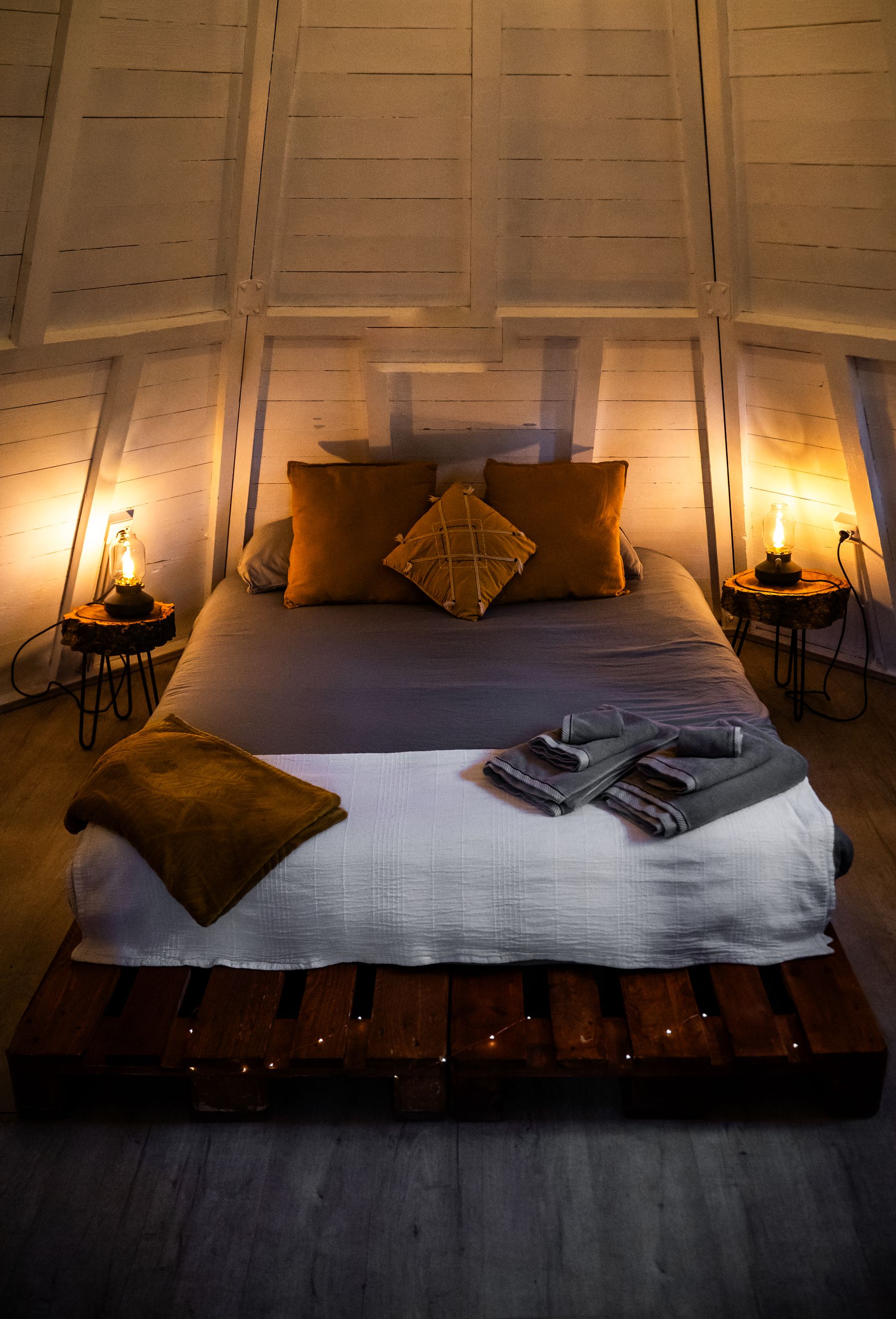 Cama de matrimonio dentro del tipi con la lona de fondo