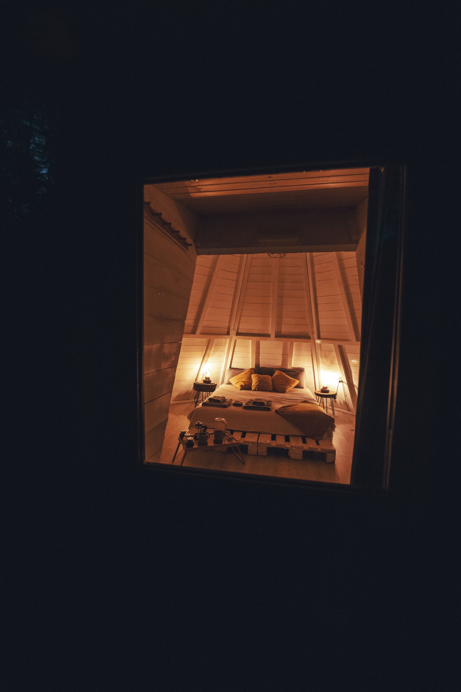 Interior del tipi iluminado solo con velas al caer la tarde