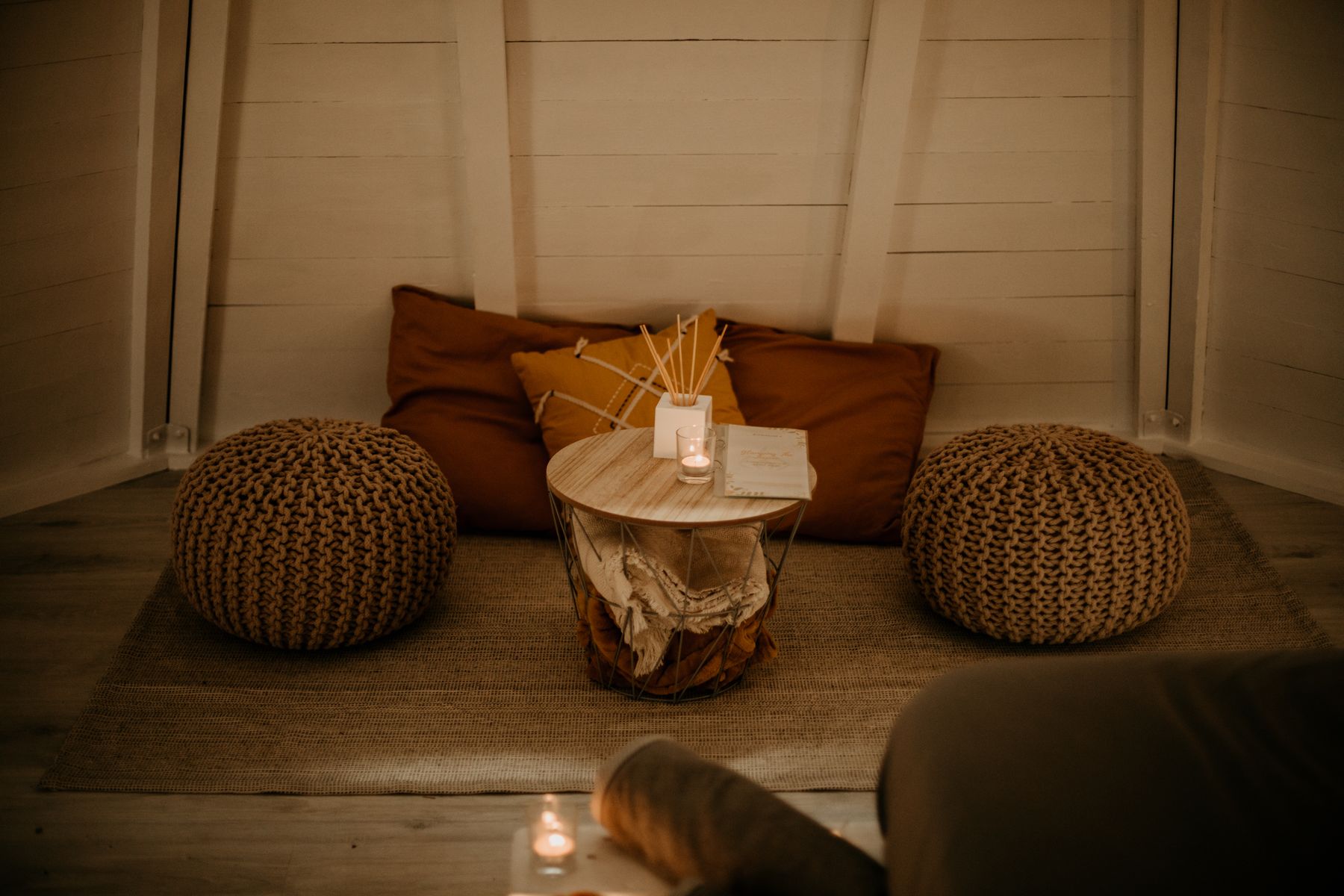 Rincón lounge dentro del tipi, con butaca y textiles naturales