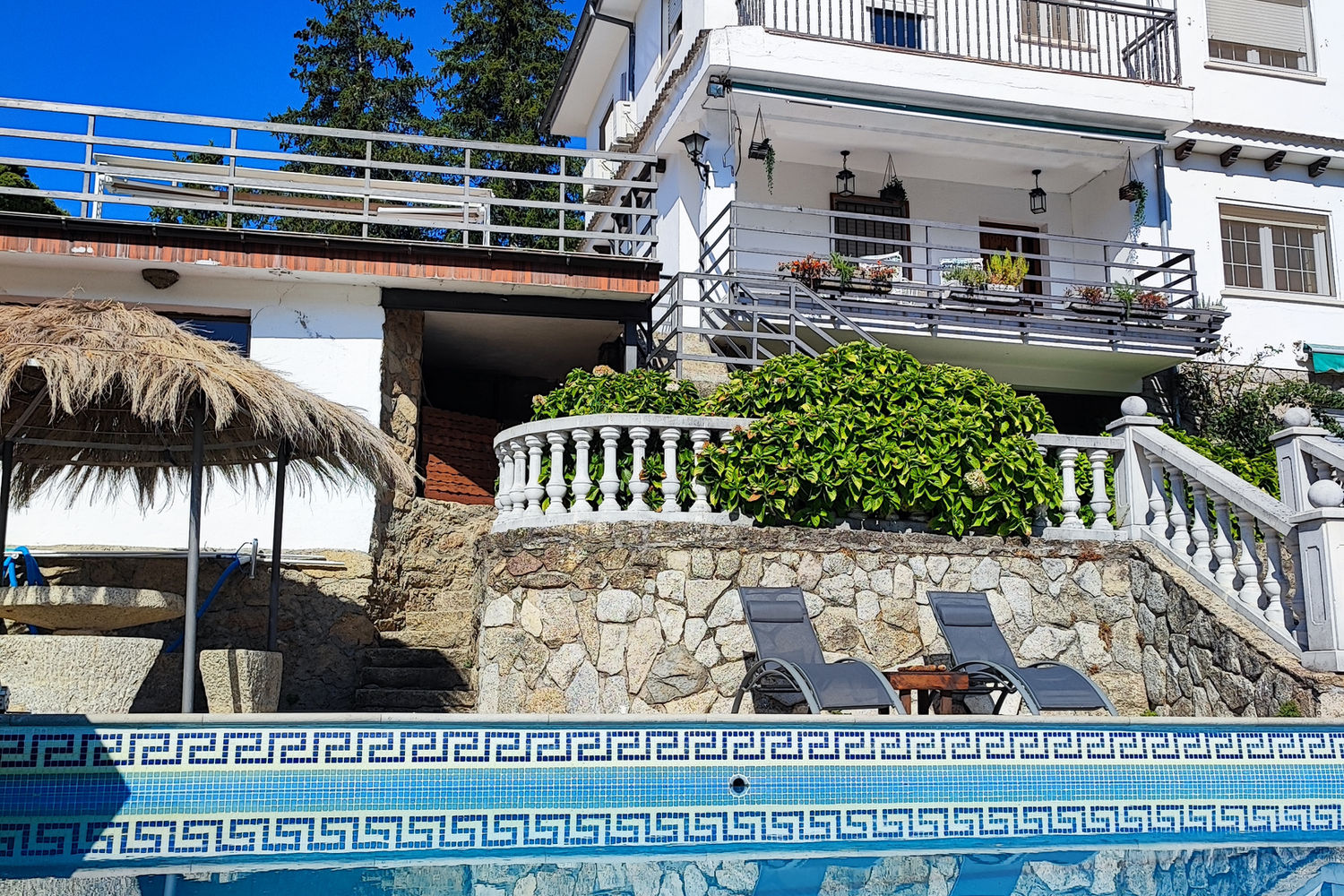 Exterior de Villa Moiko con piscina y terraza entre los pinos