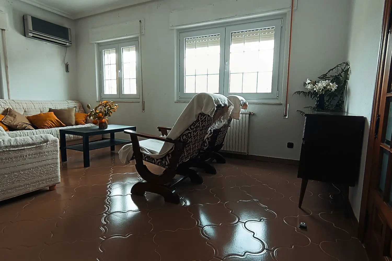 Salón de Villa Moiko con sofá, mecedoras y mesa baja