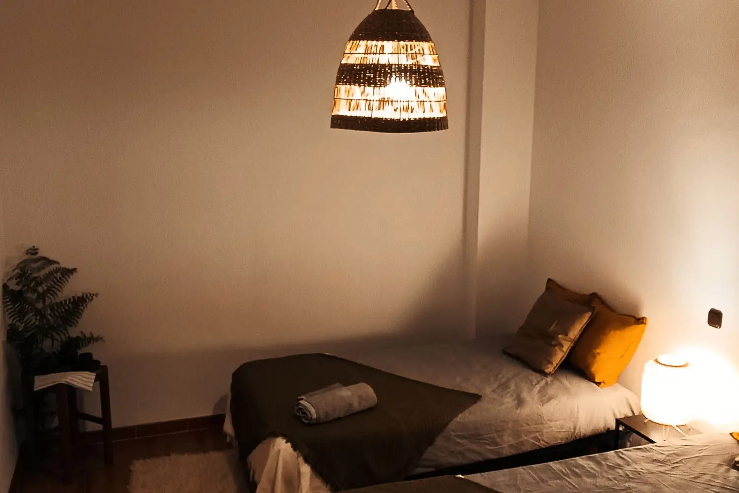 Dormitorio de Villa Moiko con lámpara de fibra natural y camas individuales